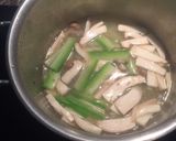 Hình bước làm 2 của món Canh bí xanh, nấm đùi gà