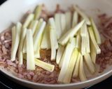 Une image de l'étape 3 de Spaghetti sautés aux lardons & courgettes au curcuma.