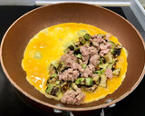 Foto del paso 2 de la receta: Tortilla de atún y calabacín con un toque de salsa siracha