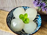 Bola Air Kelapa Isian Mochi