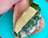 Foto del paso 4 de la receta: Pollo relleno con queso, espinaca y crema de leche