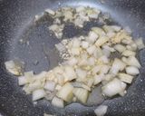Foto langkah ke 2 dari resep Cah Brokoli Jamur Udang.