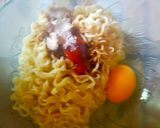 Foto langkah ke 3 dari resep Omelet mie sederhana.
