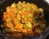 Une image de l'étape 7 de Poulet aux panais,patate douce et fruits secs au lait de coco et curry.