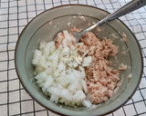 A picture of step 1 of Onion Tuna Salad Sandwich.