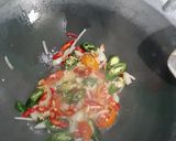 Foto langkah ke 5 dari resep Tumis Pare Sosis Bakso.