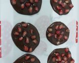 Gambar langkah 2 resipi Dragonfruit Smoothie with Chocolate Pomegranate Bites.