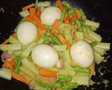 Foto langkah ke 6 dari resep Telur Masak Acar Kuning.