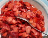 Foto del paso 2 de la receta: Como macerar las fresas 🍓