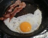 Foto del paso 2 de la receta: Huevos estrellados con tocino 🍳🥓