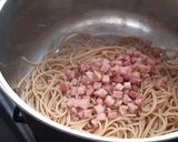 Foto del paso 5 de la receta: Espaguetis integrales con Sajonia al ajillo y toque picante