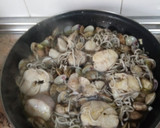 Foto del paso 6 de la receta: Pescada con almejas y gulas