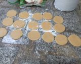 Foto del paso 3 de la receta: Alfajorcitos de Manjar con Masa de Torta de Ricotta y Durazno