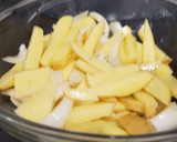Foto del paso 1 de la receta: Patatas y cebolla asadas con ensalada de salmón y aguacate