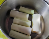 Foto del paso 1 de la receta: Puerro confitado con salmón