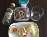 Foto langkah ke 1 dari resep Udang tumis kuning.