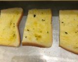 Foto langkah ke 3 dari resep Sup Krim Jamur [Bonus: Resep garlic bread Roti Tawar].
