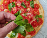Foto del paso 2 de la receta: Tarta caprese con masa casera sin gluten 🍅 Tarta de tomate, albahaca, mozzarella y AOVE 🥗 low carb