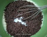 Foto langkah ke 2 dari resep Banana Moist Chocolate Cake.