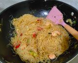 Foto langkah ke 4 dari resep Bihun Goreng Simpel.