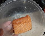 Foto langkah ke 1 dari resep Salmon Panggang Tanpa Minyak - Mpasi 1 Tahun (Hana 21 Bulan).