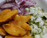 Foto del paso 4 de la receta: Ensalada🥗de duraznos🍑, pepino y cebolla morada🧅🍑🥙