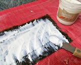 Foto del paso 1 de la receta: Makis de crema de queso de cabra con rúcula, germinados y fresas