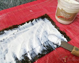 Foto del paso 1 de la receta: Makis de crema de queso de cabra con rúcula, germinados y fresas