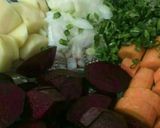 Hình bước làm 1 của món Súp Borscht (súp củ dền)