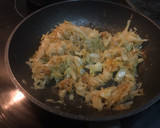 Foto del paso 3 de la receta: Repollo Guisado con Huevo - Delicia