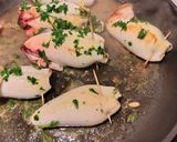 Foto del passaggio 4 della ricetta Calamari farciti con provola e pinoli