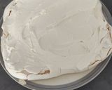 Une image de l'étape 2 de Pavlova à la fraise.