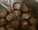 Foto del paso 3 de la receta: Albóndigas mini, en salsa de cebolla al vino, con puré casero de patatas