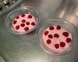 Une image de l'étape 7 de Coupes aux framboises, skyr et cranberries.
