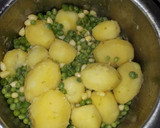 A picture of step 2 of Mashed potatoes and Peas, Mukimo.
