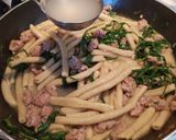 Foto del passaggio 5 della ricetta Maccheroni al ferretto con salsiccia grana e rucola