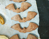 Foto del paso 7 de la receta: Galletitas Halloween: murciélagos terroríficos de chocolate
