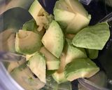 Une image de l'étape 1 de Verrines de purée d’avocat froide.