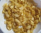 Une image de l'étape 3 de Crumble pomme caramel beurre salé.