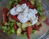 Une image de l'étape 2 de Salade au pesto et mozzarella.