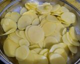 Foto langkah ke 1 dari resep Potato au gratin.
