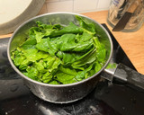 Foto del paso 1 de la receta: Tostadas de espinacas con huevo