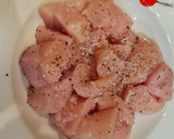 Foto del paso 2 de la receta: Dados de pollo en salsa de calabacín y nueces
