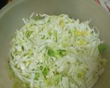Foto del paso 7 de la receta: Ensalada mixta de col y cogollo con langostinos, palitos de cangrejo, piña y salsa rosa