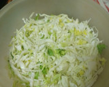 Foto del paso 7 de la receta: Ensalada mixta de col y cogollo con langostinos, palitos de cangrejo, piña y salsa rosa