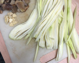 Foto del paso 1 de la receta: 92. Espaguetti de calabacín y setas con pesto de aguacate (principal verdura)