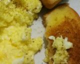 Foto langkah ke 3 dari resep Scramble egg with garlic bread.