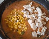Foto del paso 4 de la receta: Pechugas con rajas y elote en caldillo de jitomate