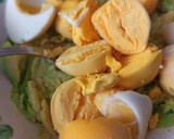 Foto del paso 3 de la receta: Huevos rellenos de aguacate