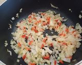 Foto del paso 1 de la receta: Canastitas de caballa, cebollas, pimiento y queso